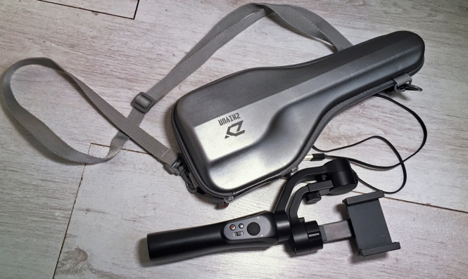 The Zhiyun Smooth Q with carry case